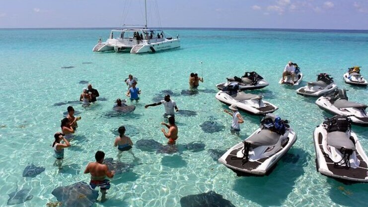 Picture of people and jet skis at Stingray City sandbar