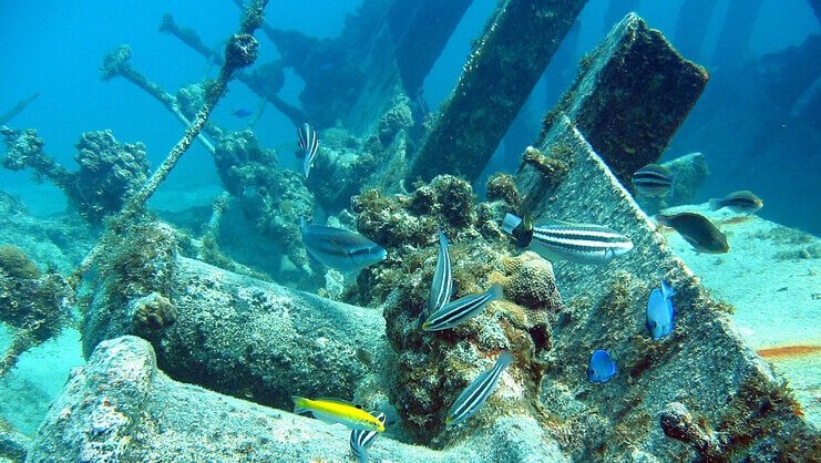 picture of shipwreck underwater